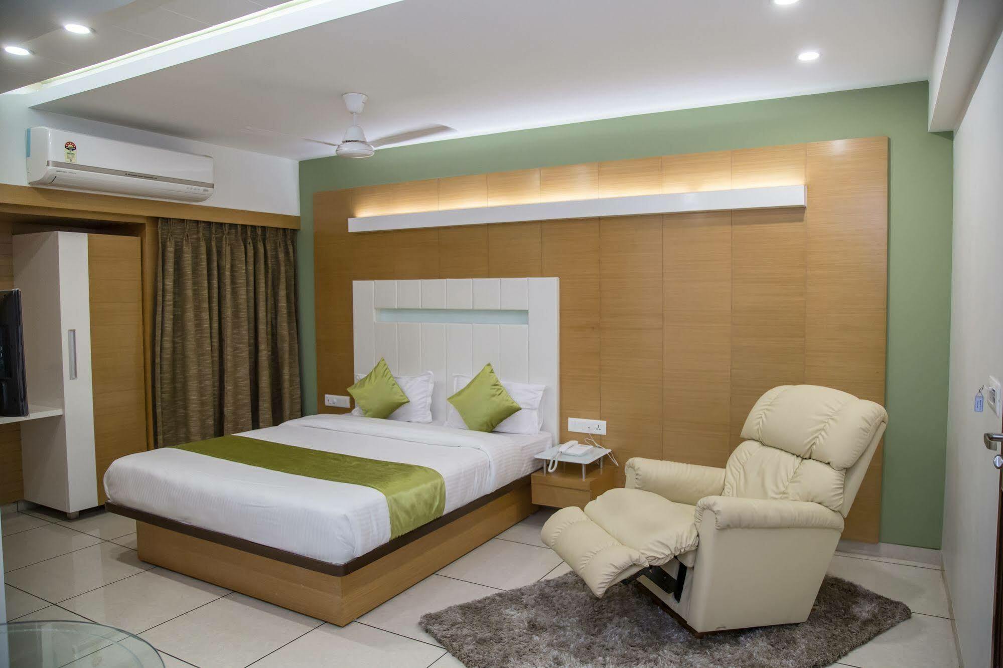Hotel Orange International Surat Luaran gambar