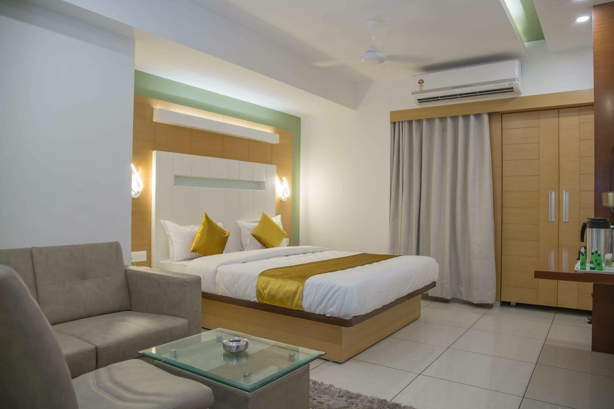 Hotel Orange International Surat Luaran gambar